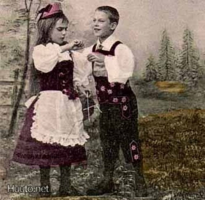 LAPSI / Poika kiusoittelee neulovaa tyttöä. 1900-l.