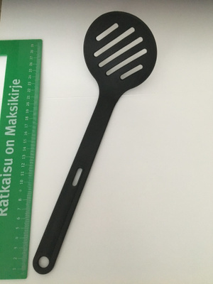 Tupperware musta reikäkauha
