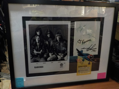 RAMONES TAULU KOKO BÄNDIN NIMMAREILLA