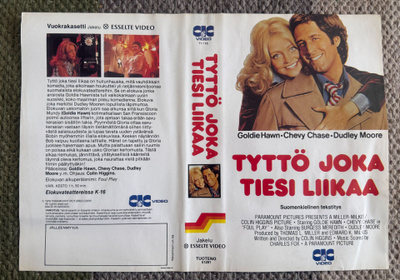 VHS KANSILEHTI : TYTTÖ JOKA TIESI LIIKAA / FOUL PLAY