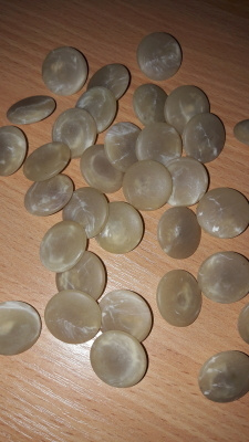 Nappi : kantanappi beige marmoripinta