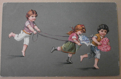 Lapset tuovat onnittelukukat leikkien, väripk, p. 1910