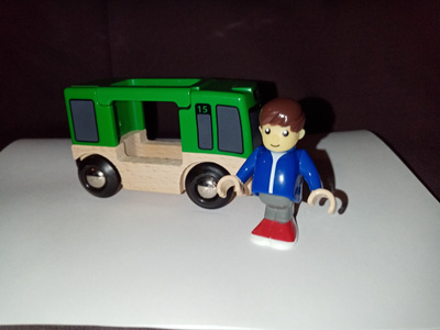 Brio linja-auto ja matkustaja 33525