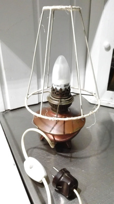 VANHASTA KUPARI ÖLJYLAMPUSTA TEHTY SÄHKÖLAMPPU