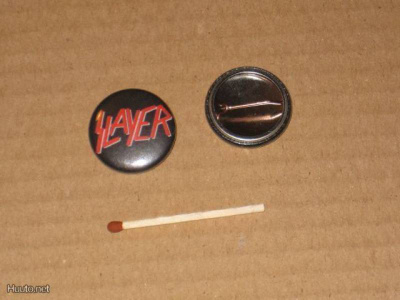 Slayer rintanappi 1" musta/pun a3