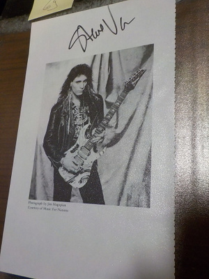 STEVE VAI NIMIKIRJOITUS KUVASSA