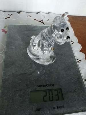 Lasinen koira figuuri