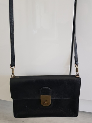 Three Bags musta Olkalaukku / Nahkalaukku / Laukku nahkaa