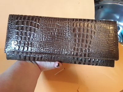 PIERRE CARDIN CLUTCH . Ruskea Krokokuviointi. VINTAGE