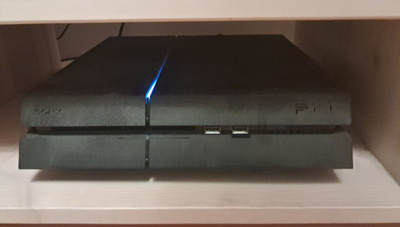 Playstation 4 konsoli 1TB ja kaksi peliä