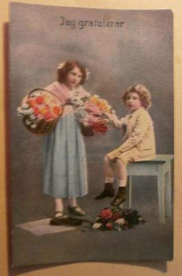 Lapset tuovat valtavan määrän onnittelukukkia, k. k-k