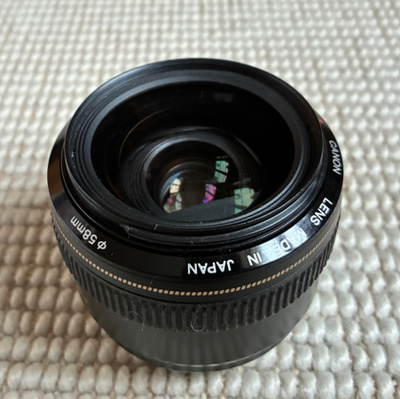 Canon EF 28 mm ja 100mm objektiivit