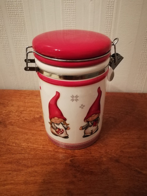 Tontut posliininen säilytysrasia