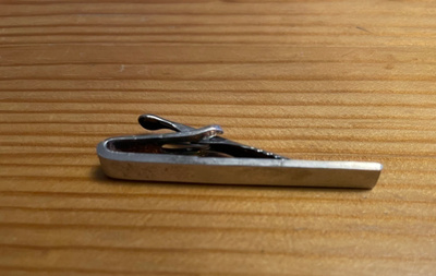 Mattapintainen solmionpidin