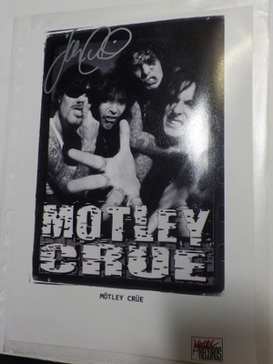 MÖTLEY CRUE B/W KUVA CORABIN NIMMARILLA