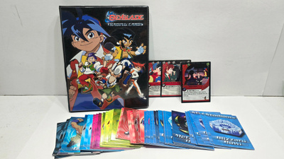 70kpl Beyblade kortteja + kansio