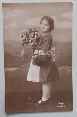 Pikkuleidi tuo onnittelukukkia käsin ja korissa, p. 1925
