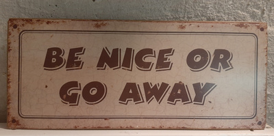 Be Nice Or Go Away metallinen kyltti