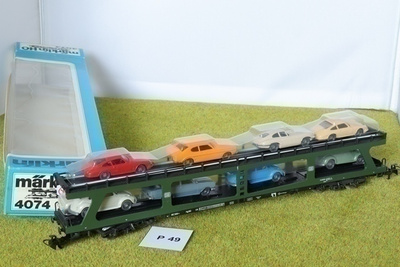 #P49 KÄYTTÄMÄTÖN Märklin 4074 autojenkuljetusvaunu + 8 autoa