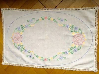 Puuvilla PÖYTÄLIINA kaunis KÄSIN KIRJAILTU LIINA  48x77cm