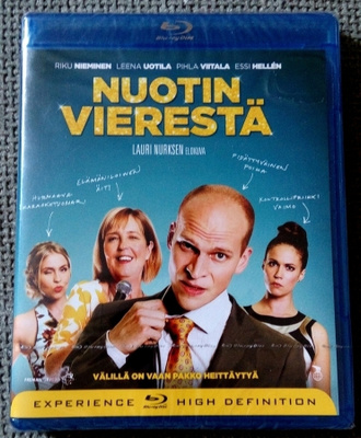 Nuotin vierestä , uusi kelmuissa