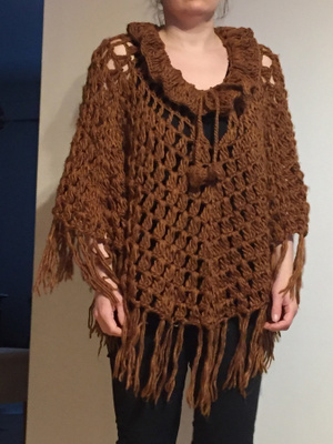 Käsinkudottu ruskea poncho / hartiahuivi