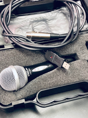 Mikrofoni ja USB A/D muunnoksen tekevä johto
