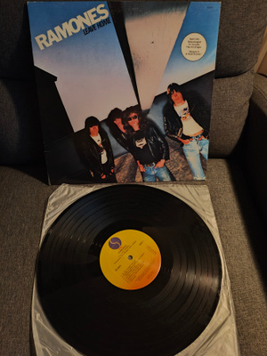 Ramones Leave home