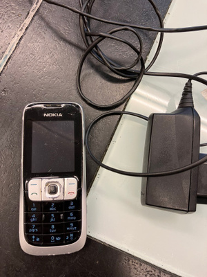 Nokia 2630 + laturi