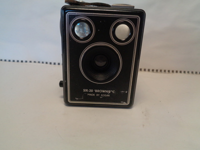 LAATIKKO KAMERA  SIX-20 BROWNIE C