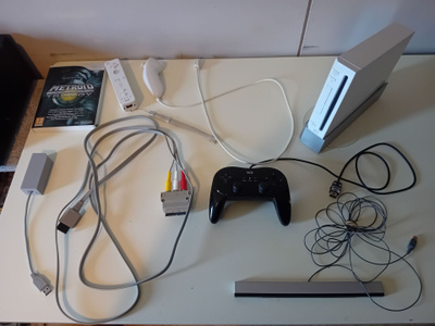 Nintendo Wii + Metroid Prime Trilogy