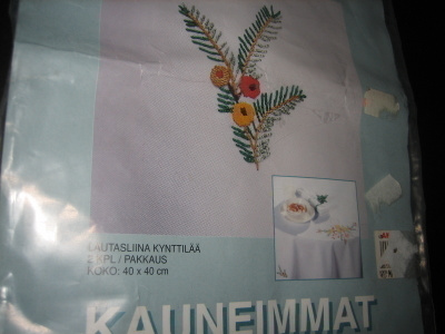 KIRJONTATYÖ 2 lautasliinaa, langat/kankaat+pitsit