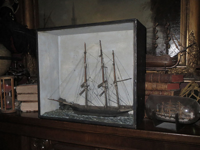 Harvinainen ”kolmimasto” -dioraama, 1800-l.