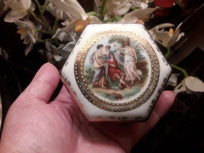 Posliini korulipas . Kannellinen rasia. Rokokoo tyylinen