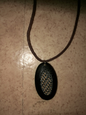 1980/ 90- luvun kaulakoru nahkahihnalla pituus n.30 cm