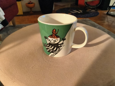 Arabia Pikku Myy liukumäessä muumimuki