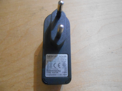Nokia ACH-8E laturi ilman johtoa.
