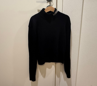 Tommy Hilfiger musta pooloneule 152 cm