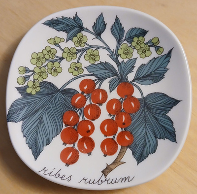 Arabian punainen viinimarja seinälautanen, Esteri Tomula.