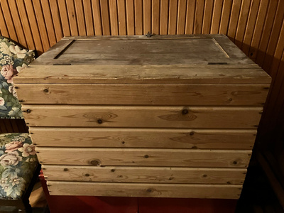 Vanha puuarkku / varastoarkku paneelia