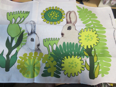 MARIMEKKO PUPUT PIILOSILLA KEITTIÖPYYHE