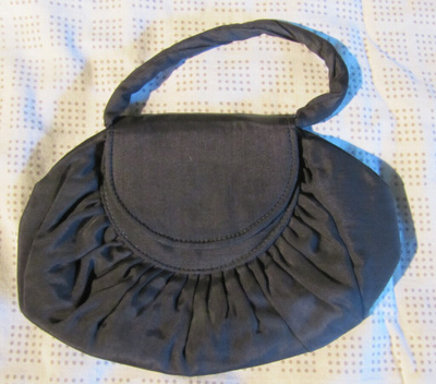 Pieni musta VINTAGE iltalaukku 20x15cm, kangas