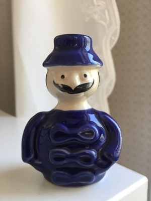 Viiksiukko keraaminen figuuri