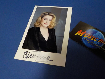 CATHERINE DENEUVE NIMIKIRJOITUS KUVASSA