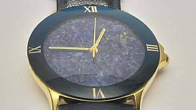 Rannekello lapis lazuli kellotaululla