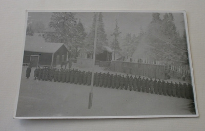 Lipunnosto kasarmilla, talvikuva, ei p.