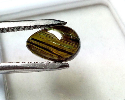 Omalaatuinen rutiili turmaliini 1.37ct vihreä/ruskea päärynä