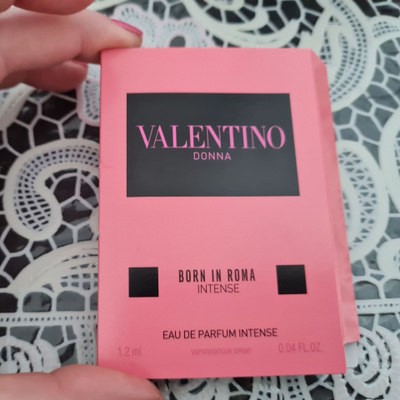 Hajuvesinäyte Valentino Donna Born in Roma  Intense edp