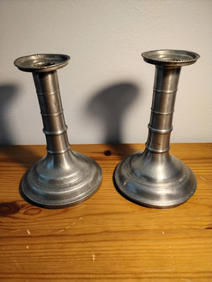 2 kpl kynttelikkö, tinaa