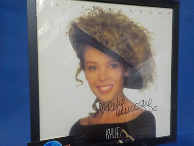 KYLIE MINOGUE TAULU NIMMARILLA